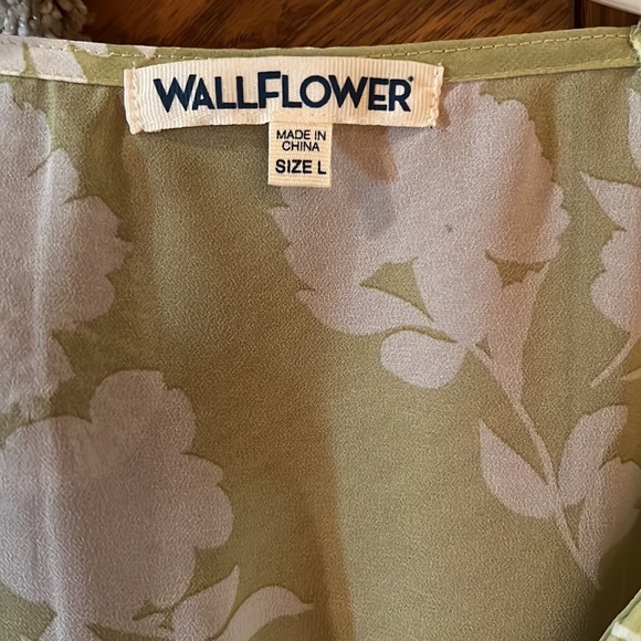 Wallflower Jean Company long sleeve top with smocked bodice. New with tags. - Picture 2 of 5